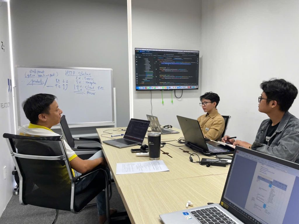 Mentor & đội ngũ kèm khoá học dự án tại R2S